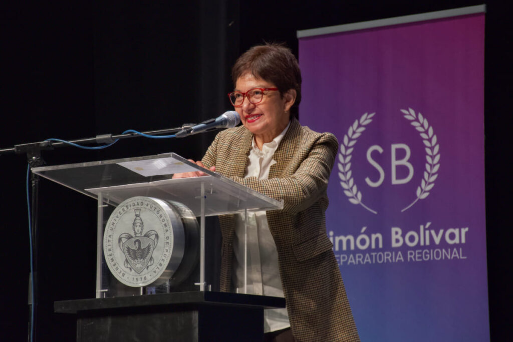 lilia cedillo preside graduaciones 1