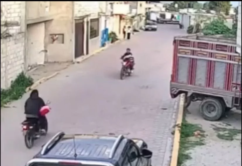 Ni modo que no se quite: Graban a dos motociclistas que chocan de frente en Puebla 5 motociclistas que chocan de frente