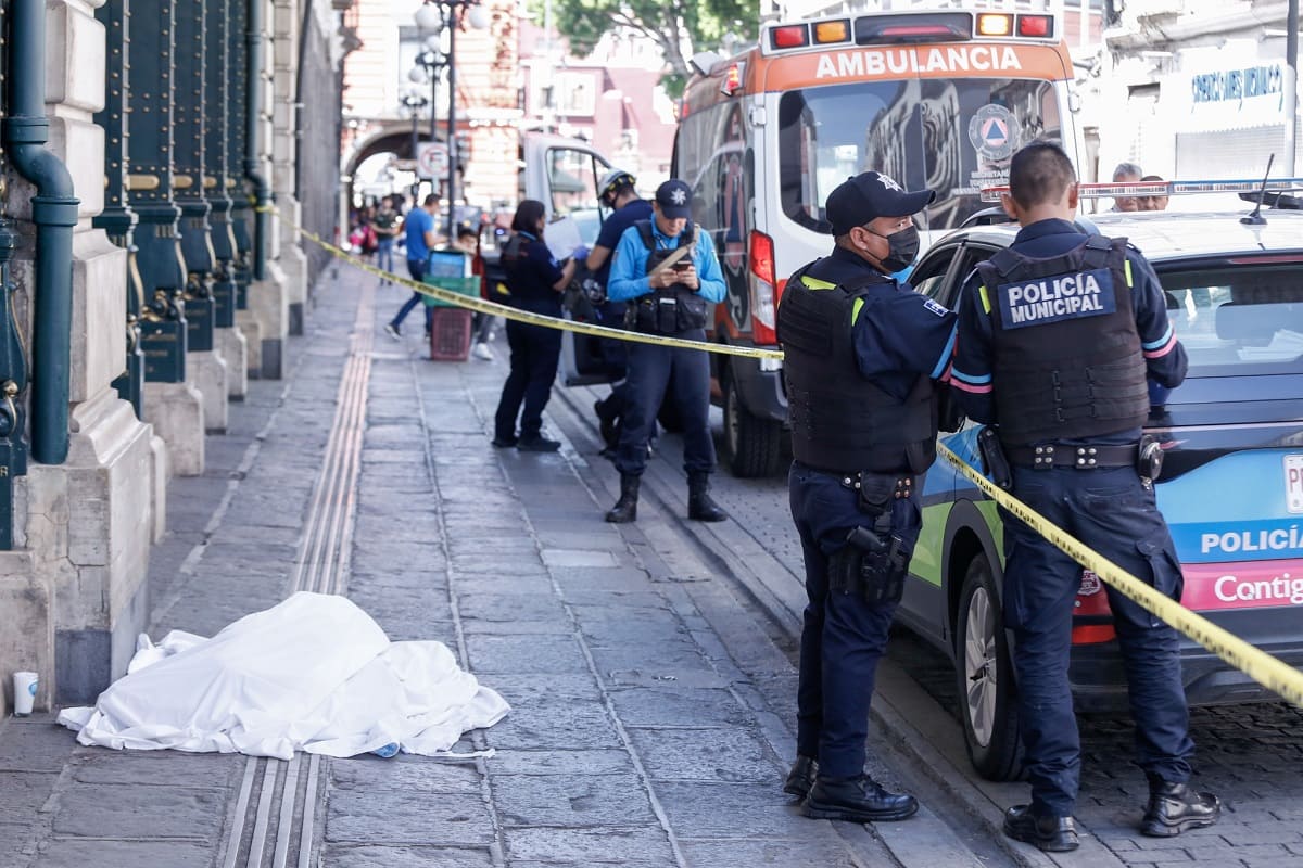 Encuentran sin vida a una persona sin hogar afuera del VIP'S en el Centro de Puebla 1 Muere hombre afuera de VIP'S del Centro de Puebla