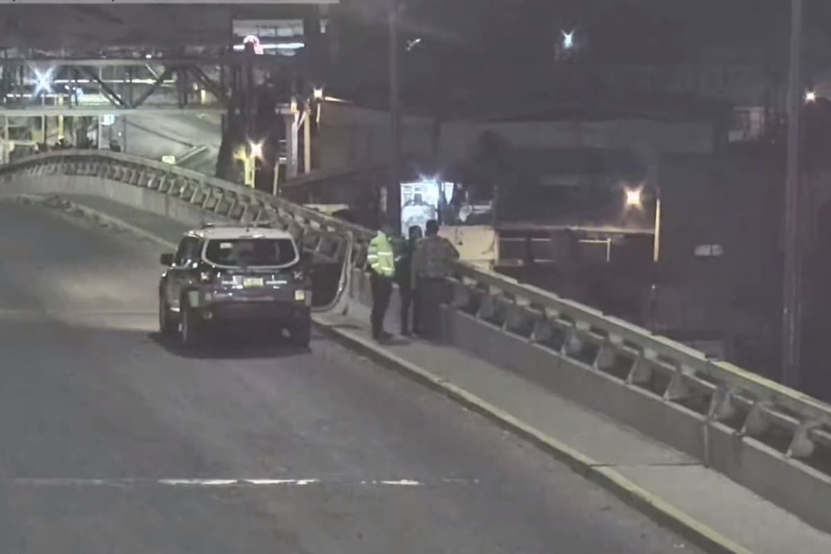 Policías municipales evitan que hombre salte de puente de la 14 sur 3 Policías evitan que hombre salte del puente de la 14 sur