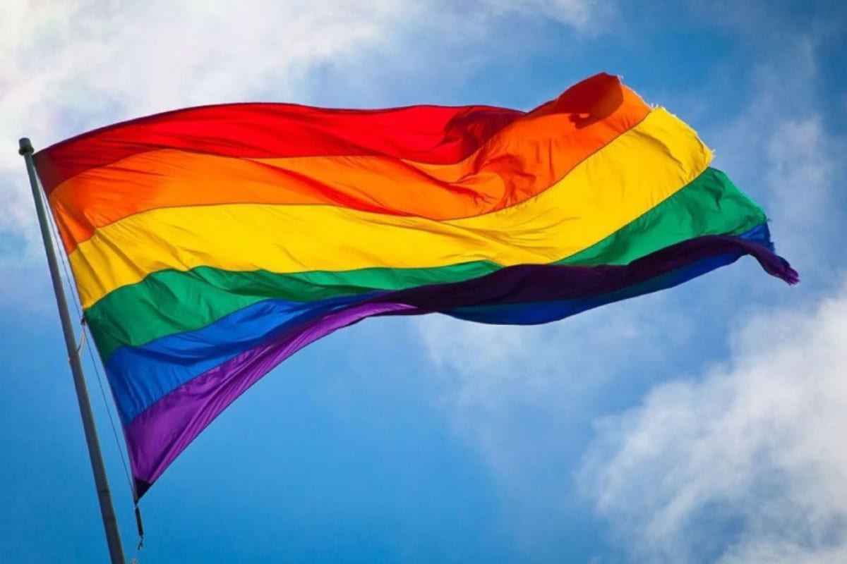 Vehículo con banderas LGBT+ fue incendiado en Hod Hasharon, Israel 3 Banderas LGBT+ fueron incendiadas en Hod Hasharon,