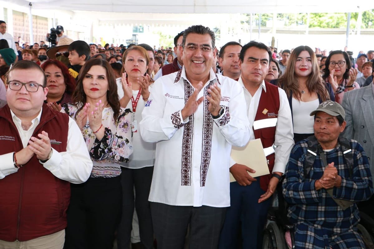 Sergio Salomón entrega 10 patrullas y CIS en Texmelucan: anuncia construcción del mercado municipal 3 sergio salomon