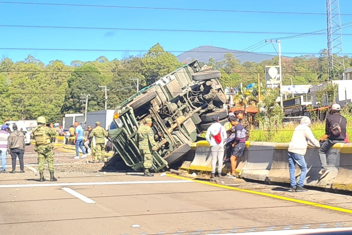 Vehículo del Ejército se volcó sobre la autopista México-Puebla 3 Vehículo del ejército se volcó en autopista México-Puebla