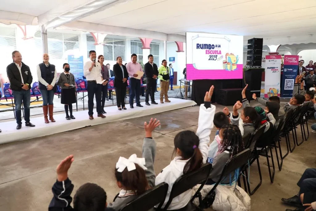 Ayuntamiento de Puebla entrega 10 mil kits de utiles escolares en juntas auxiliares