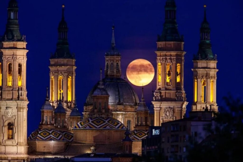 Espectáculo astronómico: Así se vio la Superluna Azul (FOTOS) 11 Basilica del Pilar en Zaragoza Espana