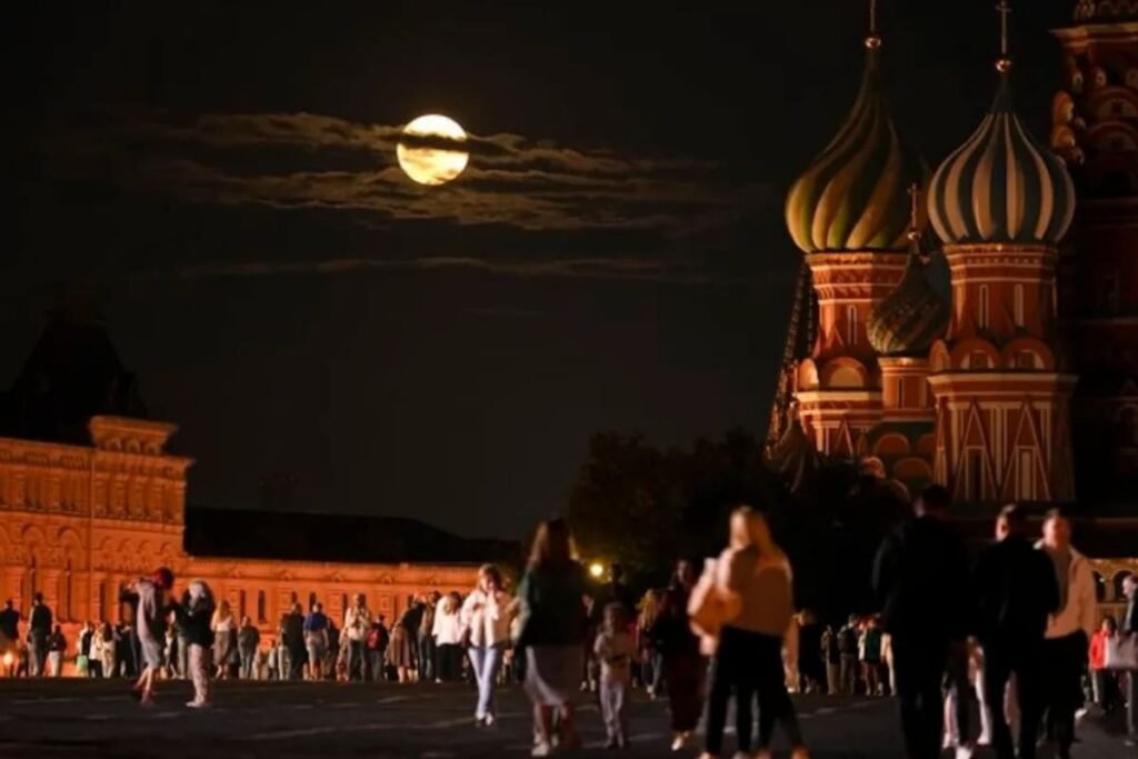 Espectáculo astronómico: Así se vio la Superluna Azul (FOTOS) 16 Catedral de San Basilio en la Plaza Roja de Moscu Rusia