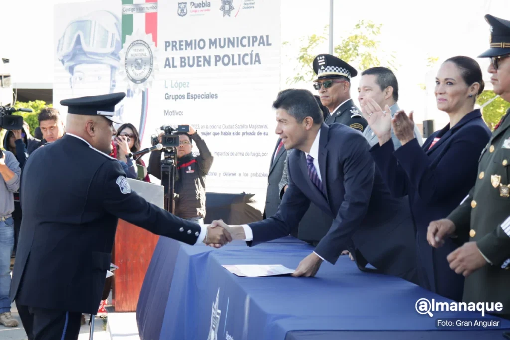 Eduardo Rivera entrega de Apoyos Policia Municipal 7