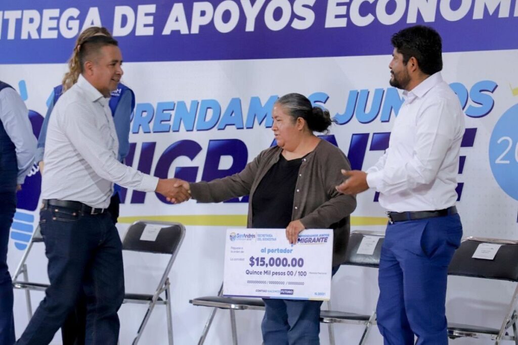 Entrega Mundo Tlatehui estimulos economicos a familias sanandresenas migrantes