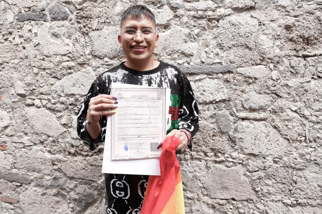Entregan segunda acta de nacimiento no binaria en Puebla 1
