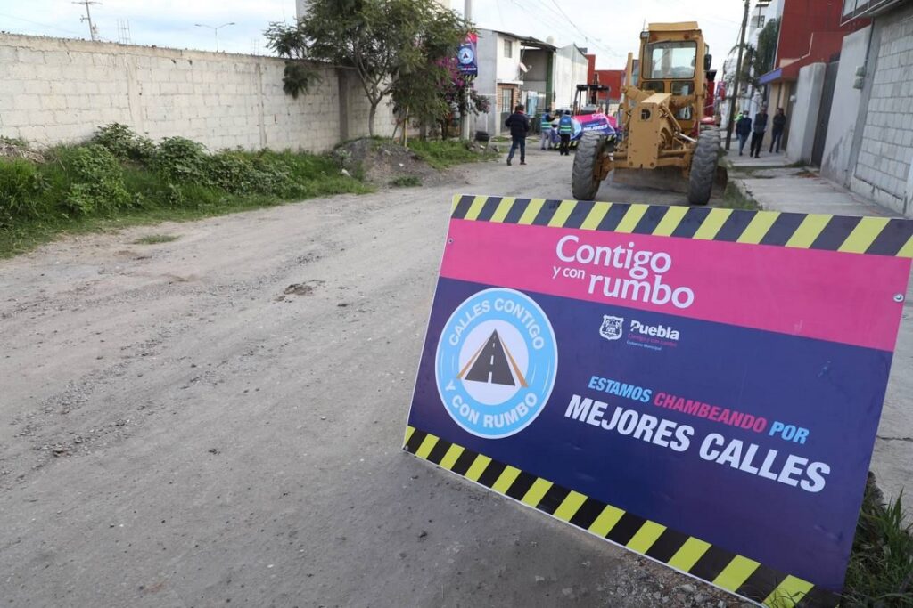 Inicia gobierno municipal con la rehabilitacion de dos calles en Granjas Puebla