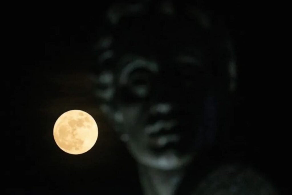 Espectáculo astronómico: Así se vio la Superluna Azul (FOTOS) 12 estatua del Libertador de America Latina Simon Bolivar en Caracas Venezuela