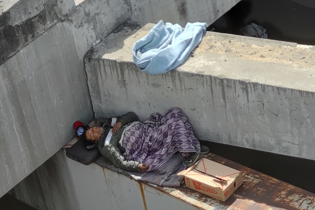Hombre duerme en las trabes del distribuidor Juárez-Serdán 1 hombre duerme en trabes del puente en puebla