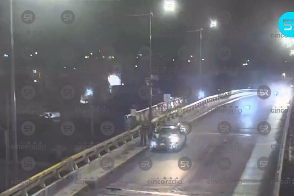 Salvan a hombre que quería saltar del puente de la 14 sur