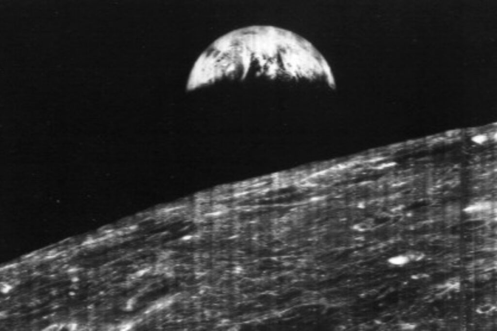 Primera foto de la Tierra desde la Luna