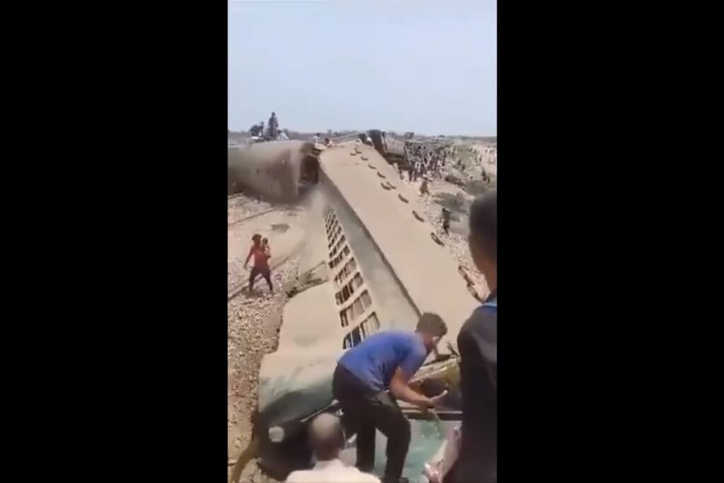 Tren se descarriló en Pakistán