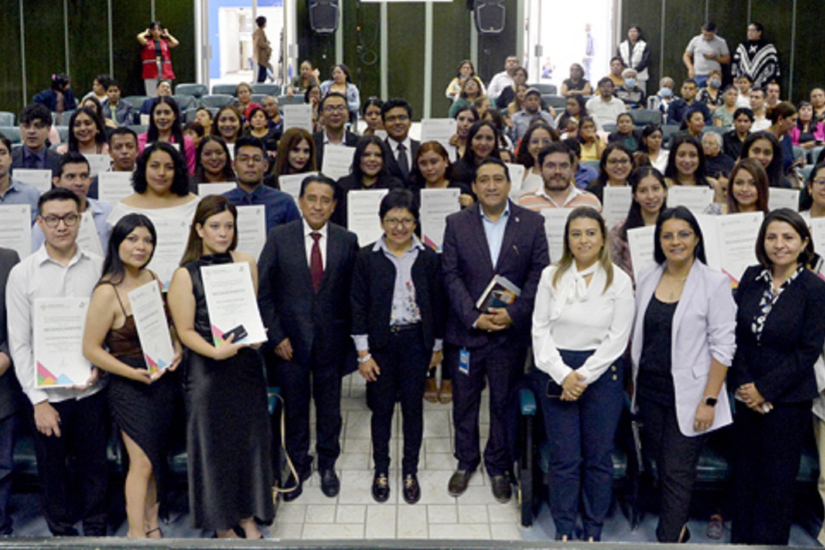 Entrega Lilia Cedillo Premio Ceneval al Desempeño de Excelencia-EGEL 1 A CENEVAL 1