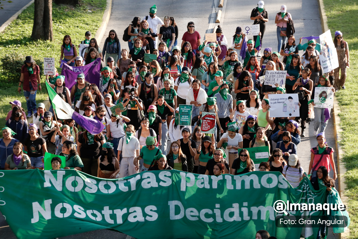 Poblanas marchan por la despenalización del aborto y exigen al PAN frenar bloqueo