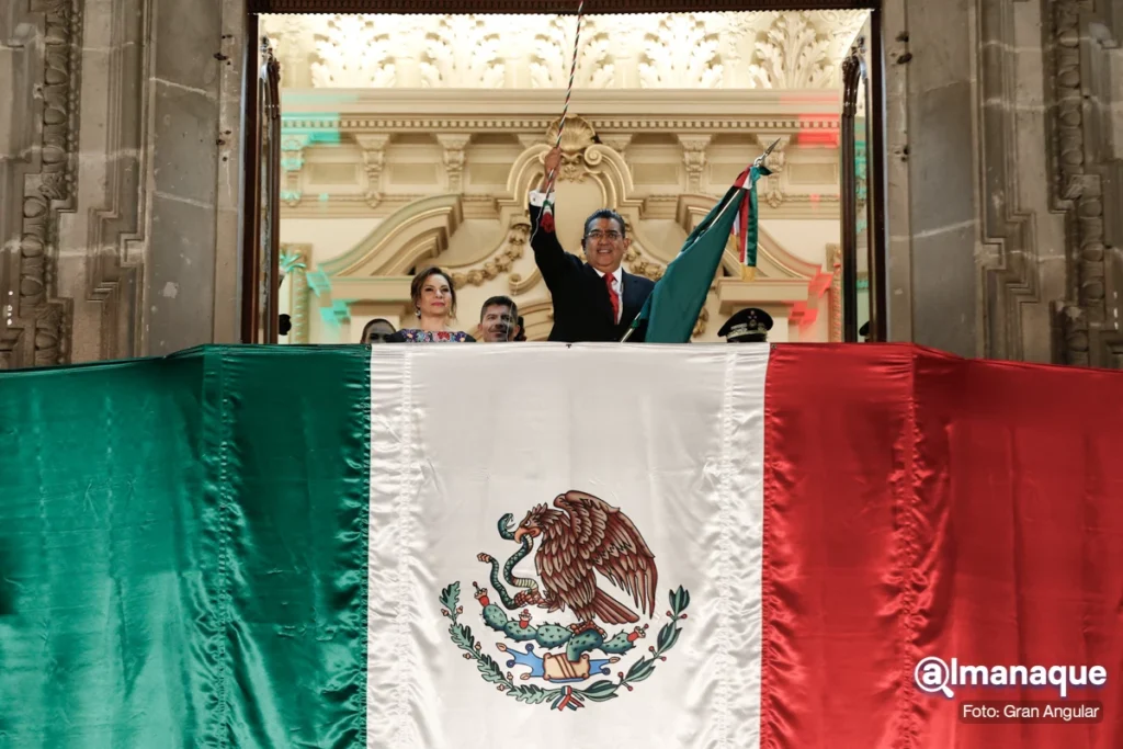 "Viva por siempre una Puebla unida y sin distinciones", Sergio Salomón en su primer Grito de Independencia 16 Sergio Salomon Eduardo Rivera grito 15 de septiembre centro de Puebla 2023 4