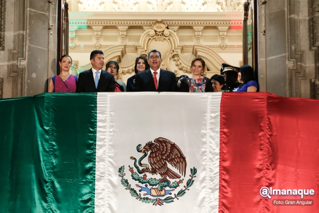 "Viva por siempre una Puebla unida y sin distinciones", Sergio Salomón en su primer Grito de Independencia 14 Sergio Salomon Eduardo Rivera grito 15 de septiembre centro de Puebla 2023 6