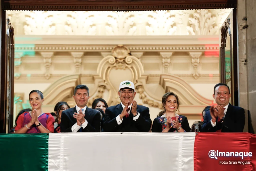 "Viva por siempre una Puebla unida y sin distinciones", Sergio Salomón en su primer Grito de Independencia 17 Sergio Salomon Eduardo Rivera grito 15 de septiembre centro de Puebla 2023 8
