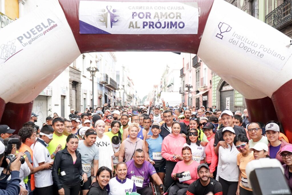 Voluntariado del Congreso entrega productos alimenticios reunidos en la carrera Por Amor al Projimo