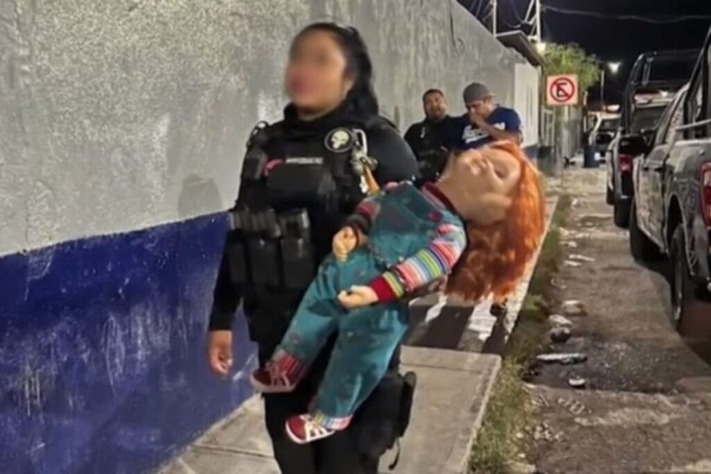 México mágico: Policía de Monclova arresta a hombre y su muñeco Chucky por asaltar
