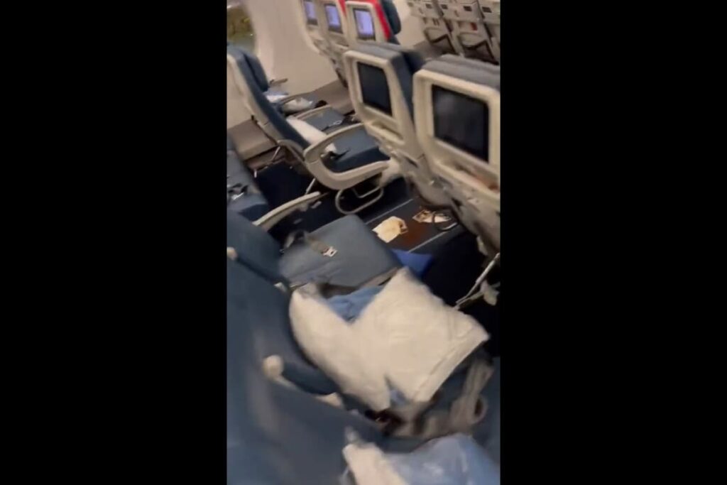 INSÓLITO: Avión aterriza de emergencia por sujeto enfermo del estómago y declaran “riesgo biológico”