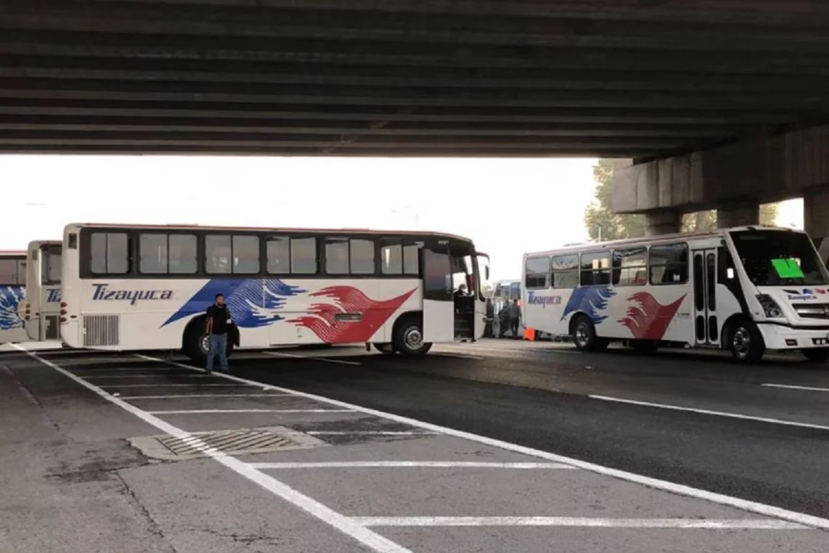 VIDEOS: Transportistas bloquean ambos sentidos de la México-Pachuca y generan caos vial 1 bloquean la mexico pachuca