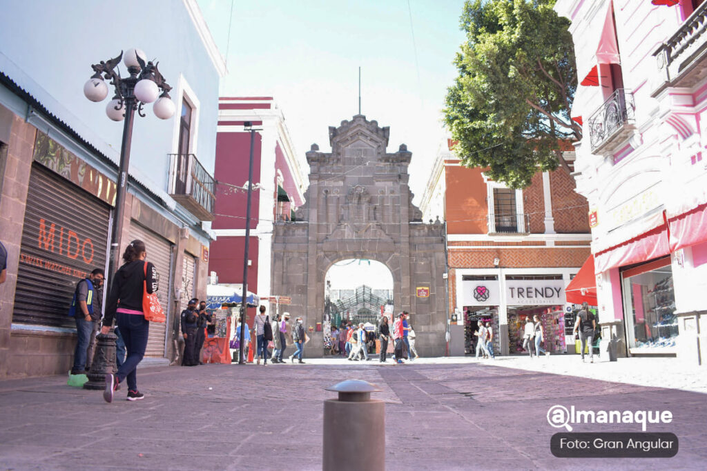 Colocarán bolardos en la calle 5 de mayo para evitar que conductores entren al área peatonal 6 bolardos en la calle de los dulces 1