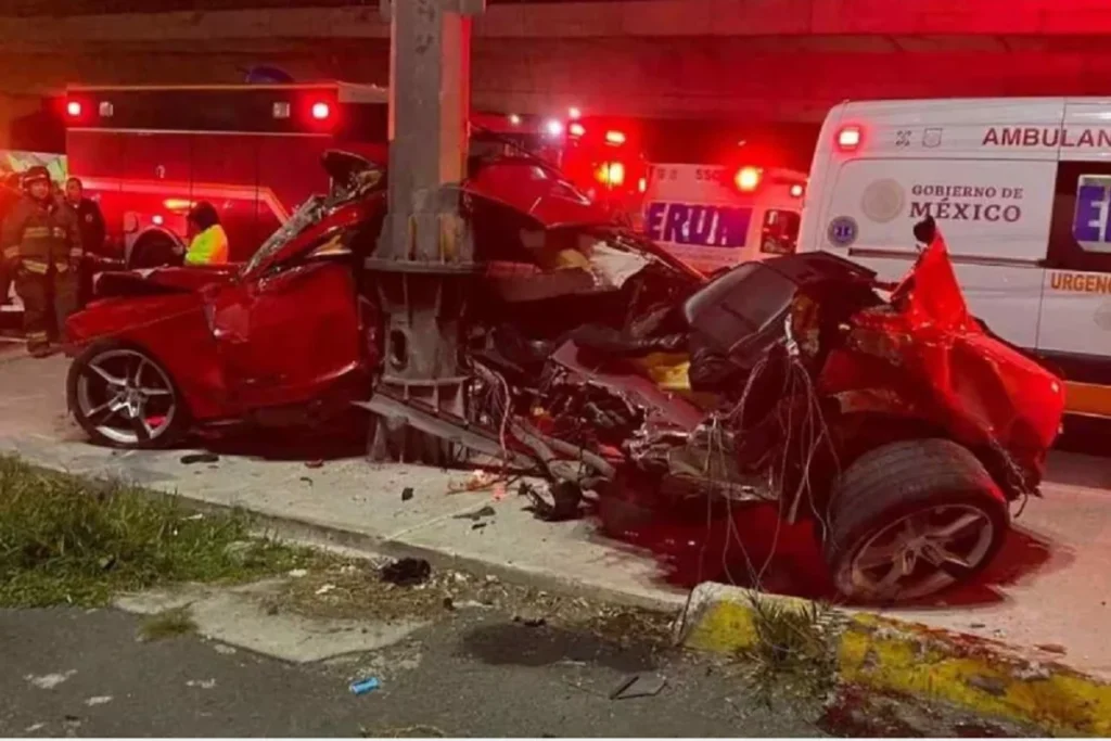 camaro choca con un poste en Tlalpab