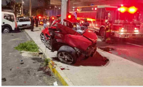 Camaro se impacta con un poste en Tlalpan