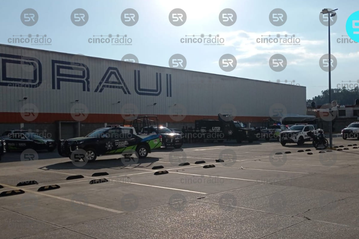 SSC detuvo a dos sujetos armados en Chedraui de Xonaca 3 SSC detuvo a dos sujetos armados en Chedraui de Xonaca