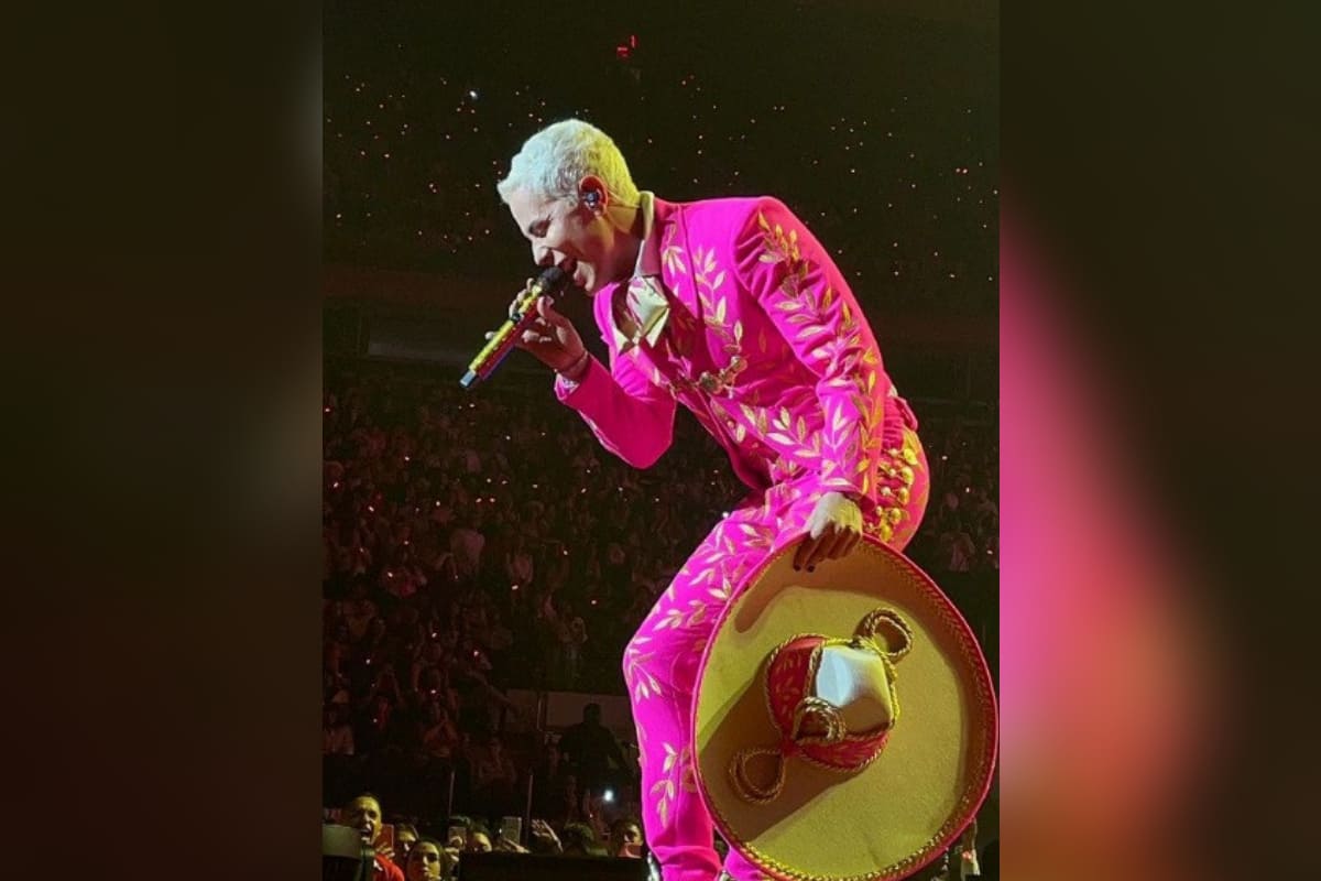 Christian Chávez responde a la crítica por su traje de charro rosa durante la gira de RBD
