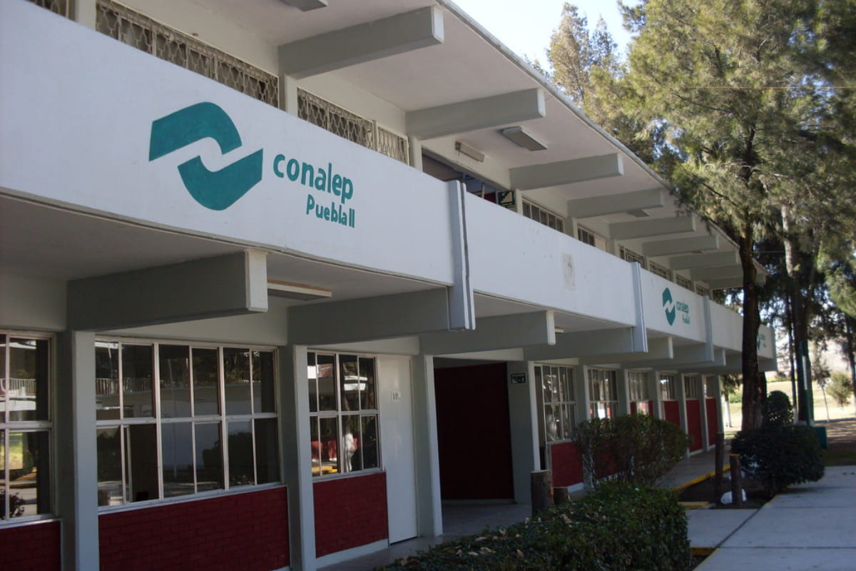 Alumnos de CONALEP en Puebla se quedan afuera porque el velador renunció y se llevó las llaves