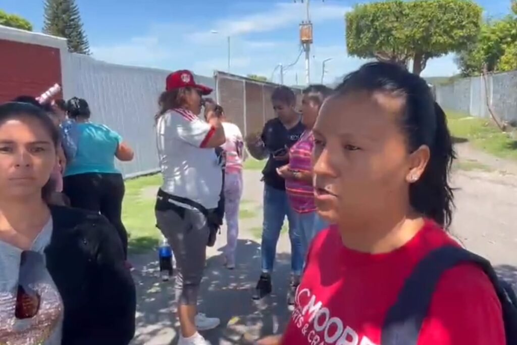 Madres denuncian a maestro acosador en secundaria de Puebla; señalan que tocaba a las alumnas