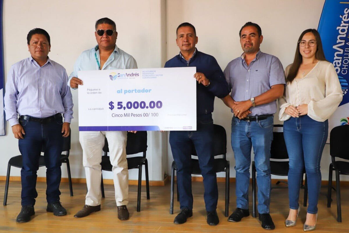 Entrega Mundo Tlatehui apoyos económicos para Comerciantes con Futuro de la Avenida Polux Oriente 1 entrega de apoyos comerciantes con futuro 1
