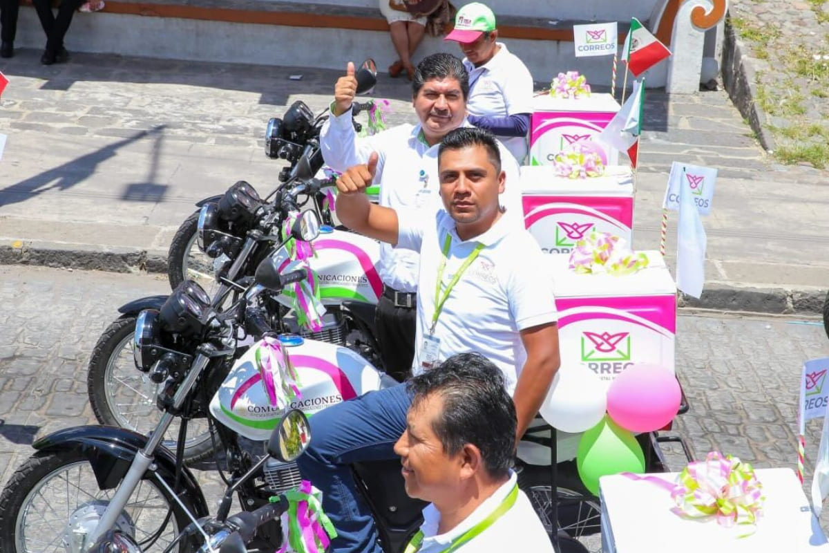 Entrega Sergio Salomón motocicletas a personal de Correos de México 1 entrega de motocicletas a correos de mexico 1