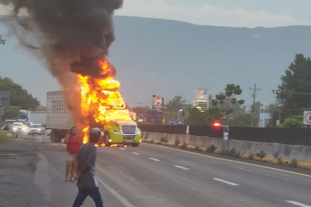 VIDEO: Comando armado prende fuego a tráileres en autopista de Tecomán, en Colima