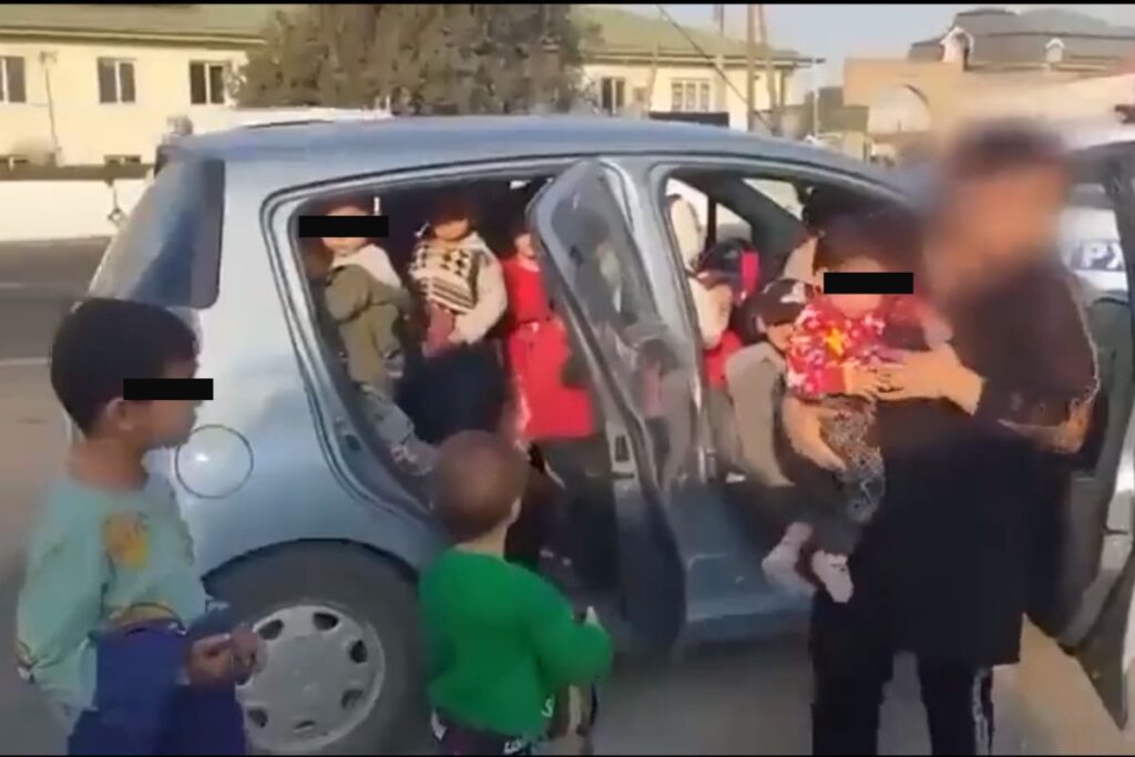 VIDEO: Detienen a maestra por transportar 25 niños en un Spark en Uzbekistán