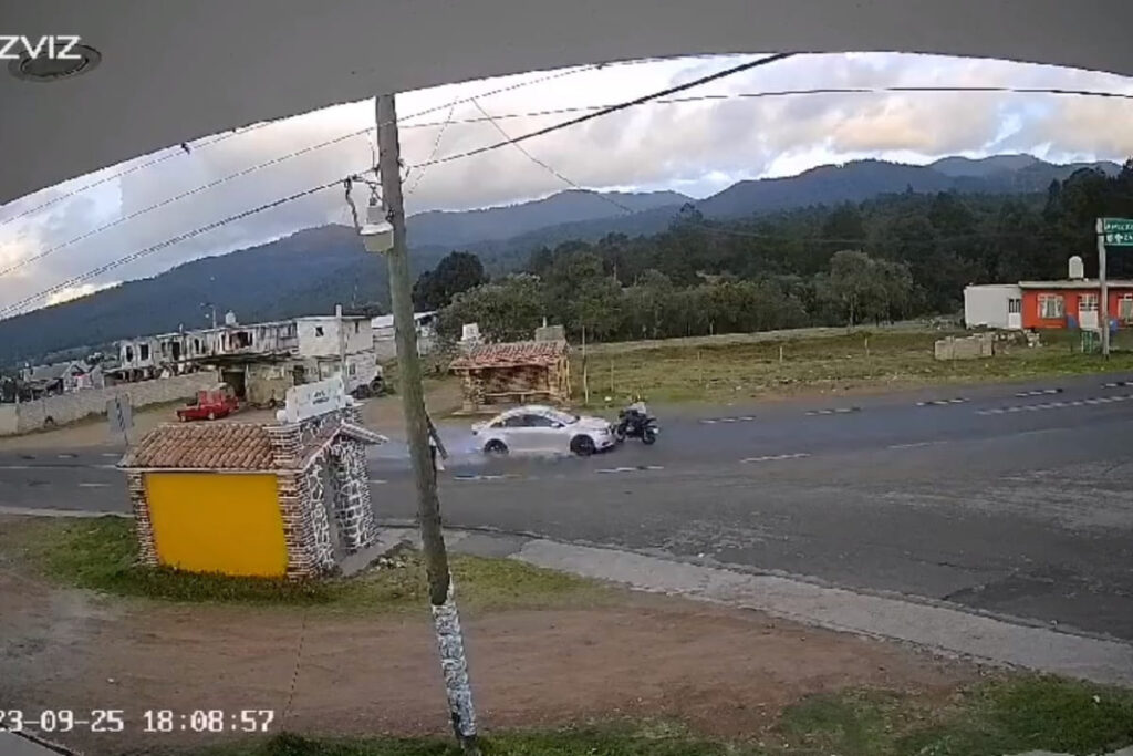 VIDEO FUERTE: Motociclista salió volando tras ser arrollado en Chignahuapan