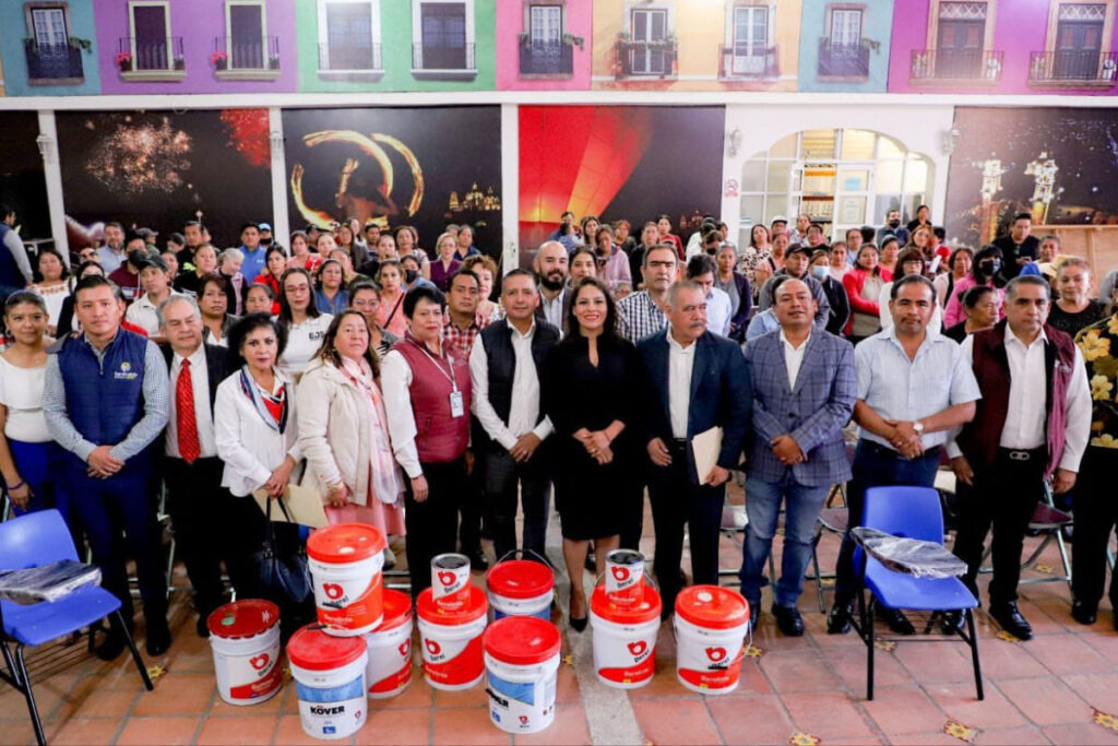 mundo tlatehui entrega apoyos a escuelas 1