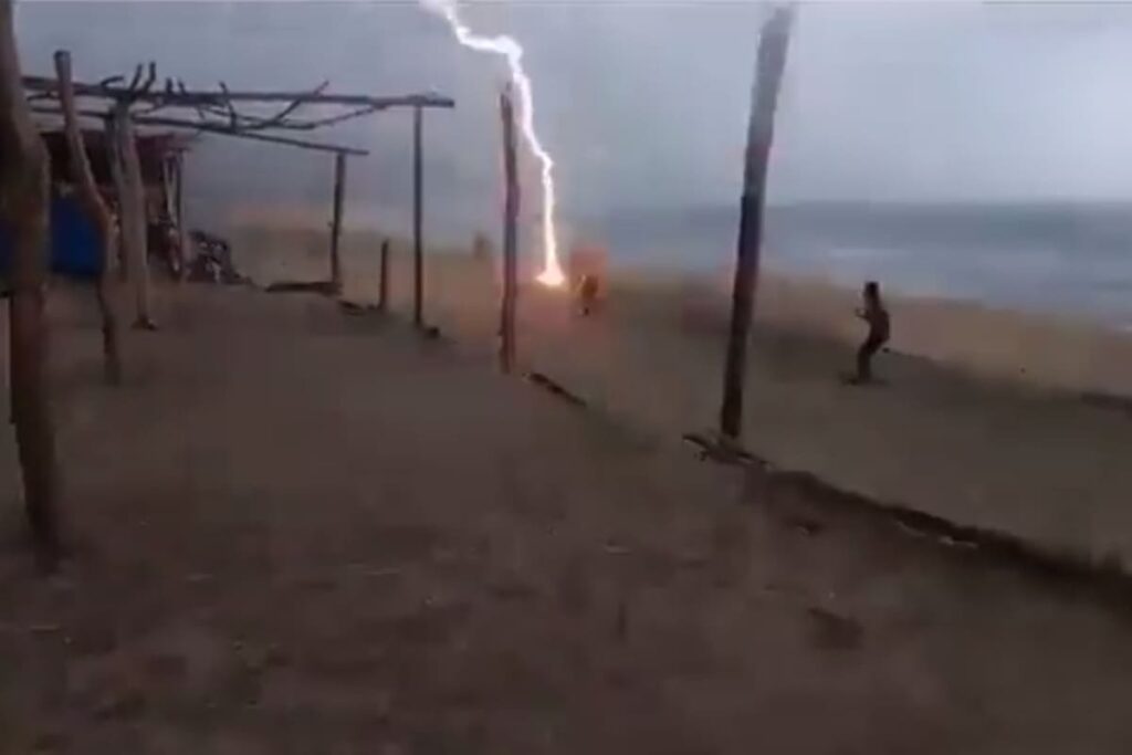 VIDEO: Rayo impactó a dos personas en playa de Michoacán