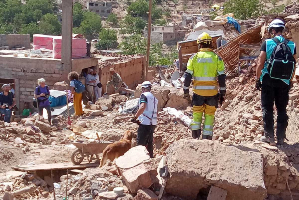 Rescatan con vida a niña atrapada bajo escombros del terremoto en Marruecos