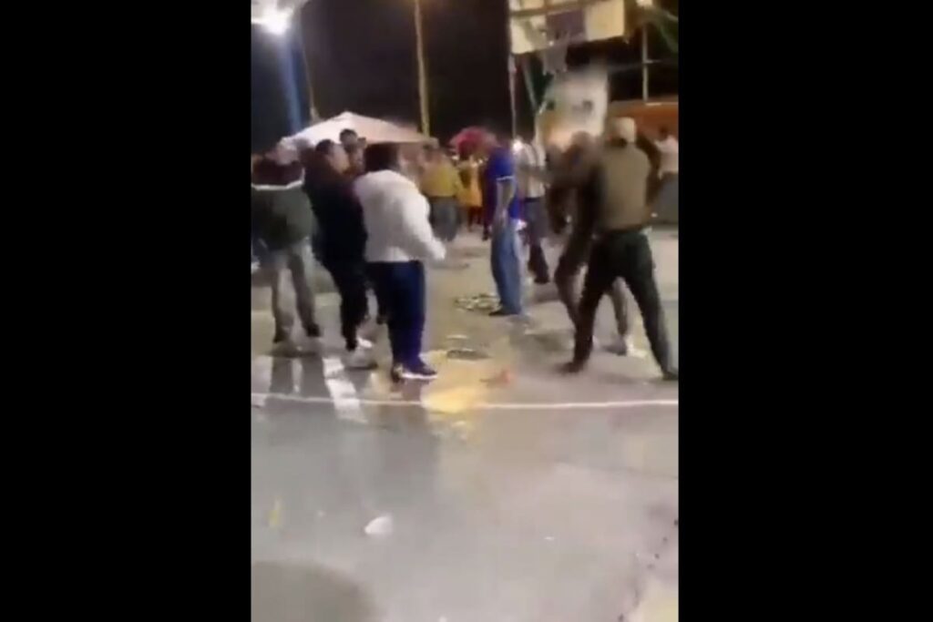 VIDEO: Jóvenes alcoholizados sostienen riña en baile de Panotla