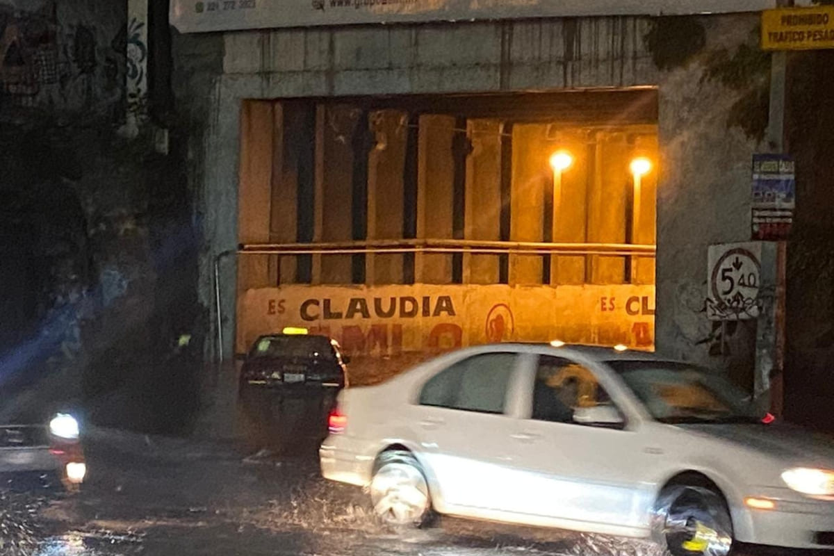 VIDEO: Taxi se queda varado en inundación bajo puente por lluvias en Puebla 3 VIDEO: Taxi se queda varado en inundación bajo puente por lluvias en Puebla