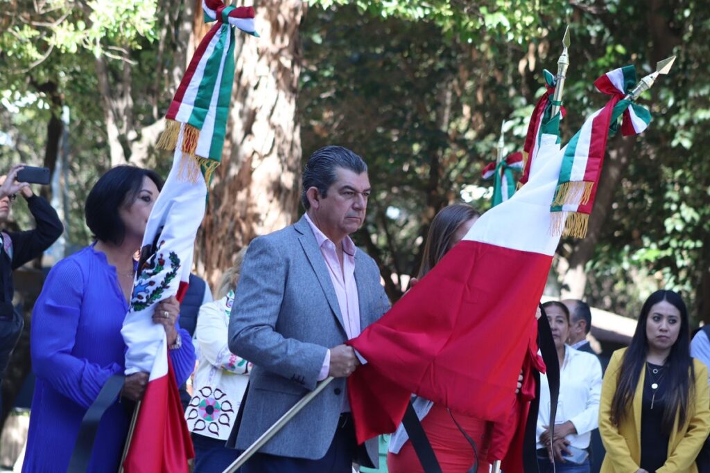 Ayuntamiento de Puebla abandera a escuelas juntas auxiliares e inspectorias