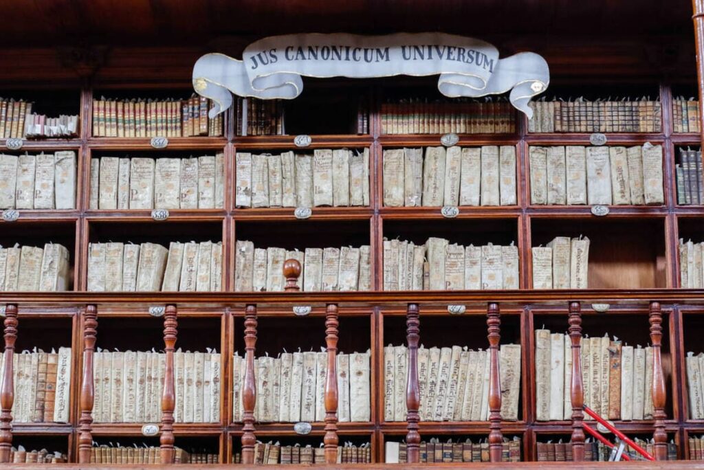 Biblioteca Palafoxiana recibe premio de universidad de España por su preservación histórica