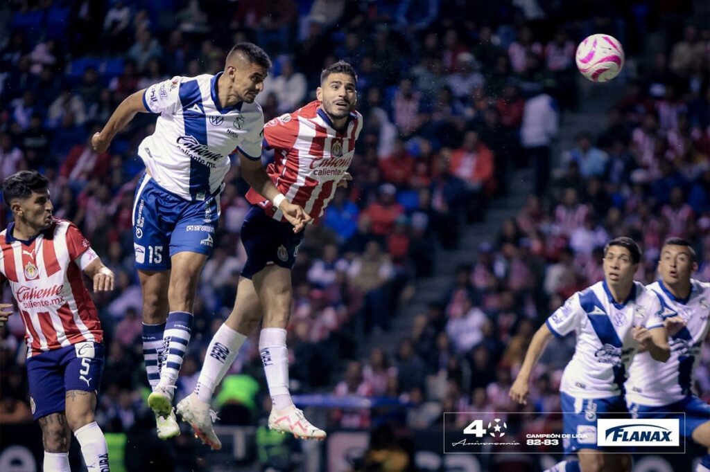 Chivas vs Puebla anulan gol a la franja