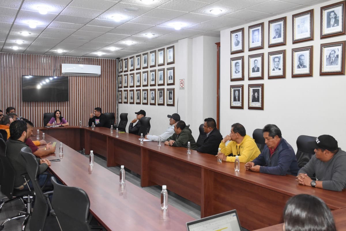 Layón firma nuevos acuerdos con líderes tianguistas para temporada decembrina 1 Layón firma nuevos acuerdos con líderes tianguistas para temporada decembrina