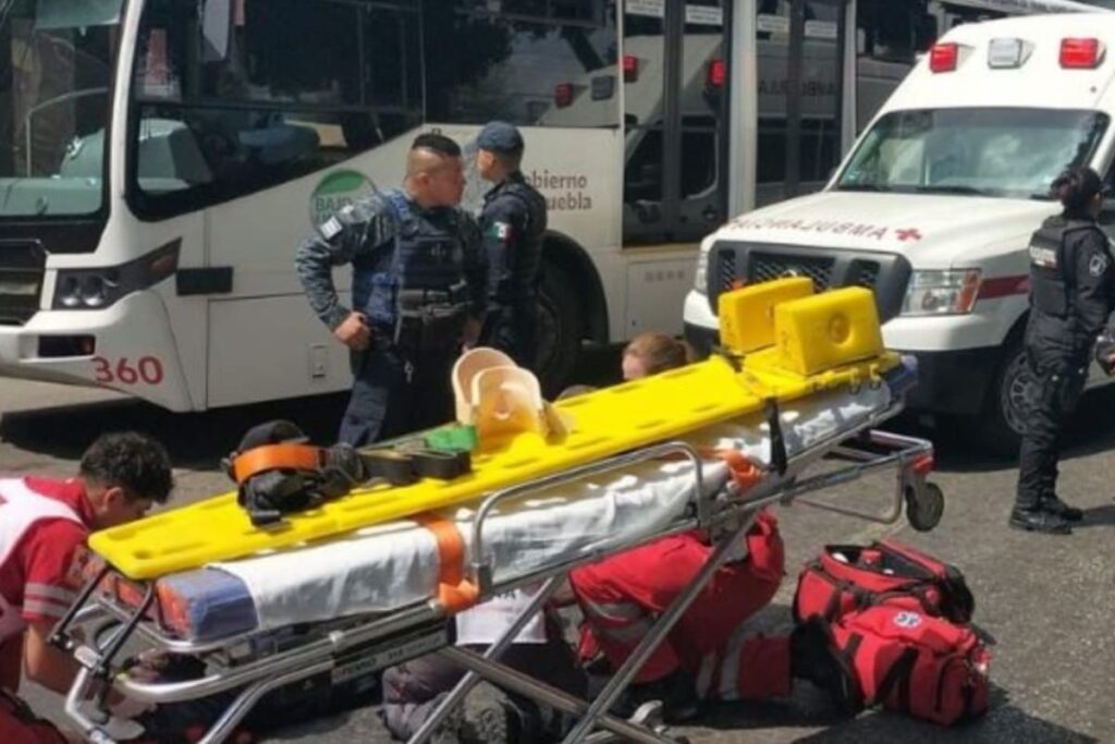 Asegura SSP atención médica al hombre que fue arrollado por una patrulla en Puebla